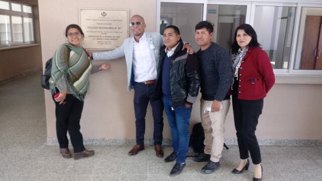 El director del Colegio Secundario n° 39 del barrio Campo Verde, Paulo Eliseo Arias, junto a personal del establecimiento, posando con la placa recordatoria de la inauguración del edificio financiado por el plan PROMACE.