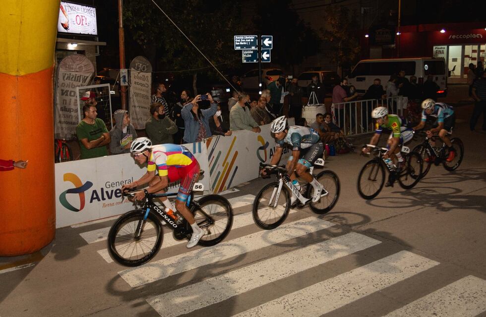Con más de 80 pedalistas se largó la Vuelta Ciclística de Alvear