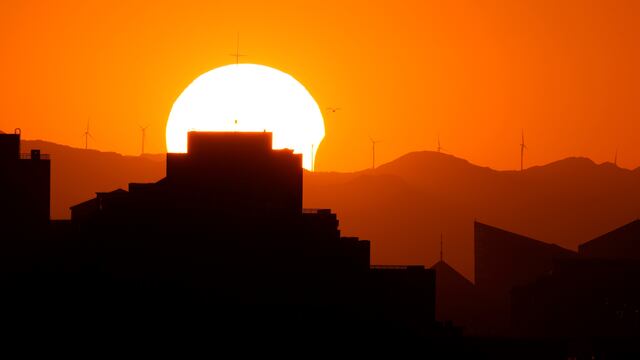 El sol se eclipsa parcialmente cuando se pone sobre el horizonte