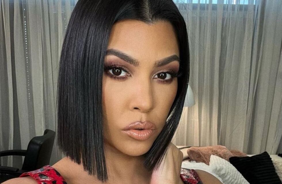 Kourtney Kardashian dio el “sí”junto a Travis Barker con un minivestido blanco de lencería de Dolce & Gabbana