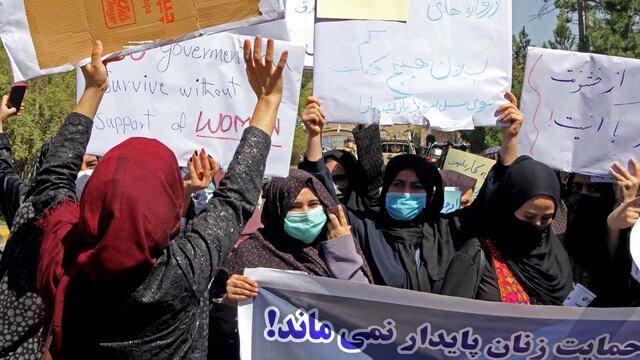 Mujeres afganas reclamaron por su derecho a trabajar. (Foto: Télam)