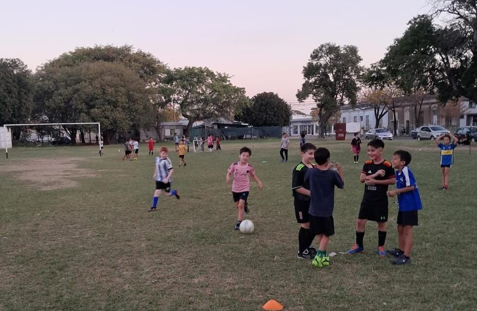 Tras un robo, el Municipio repuso materiales deportivos en la escuelita del barrio Sarmiento