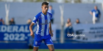 Amaya se formó en Argentino de Monte Maíz, trabajó en una cerealera y ahora jugará contra Boca, el equipo de sus amores.