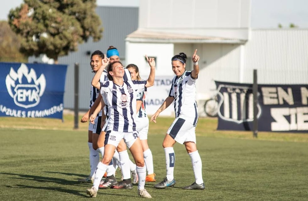 Con un póquer de Pianello, el femenino de Talleres goleó y sigue firme en su lucha por el ascenso