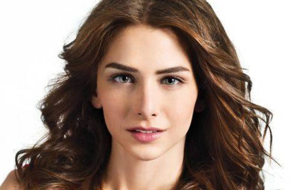 Quién es Ezgi Asaroğlu, la actriz que causa furor en “Doctor Milagro”