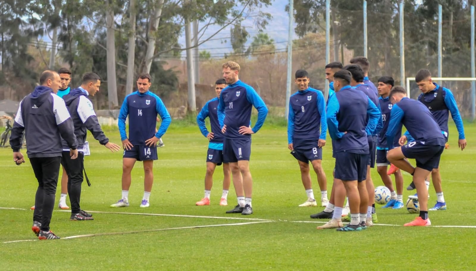 El “Lobo” jujeño llega con bajas sensibles en defensa y deberá rearmar casi toda la última línea para el partido de este domingo en Mendoza.
