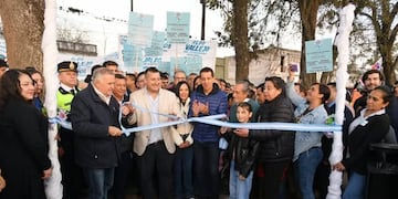 El gobernador encabezó la habilitación de obras clave sobre la Ruta 157, la remodelación de la plaza central y supervisó la pavimentación de 4000 metros. “Estas obras fortalecen el tejido social”, afirmó.