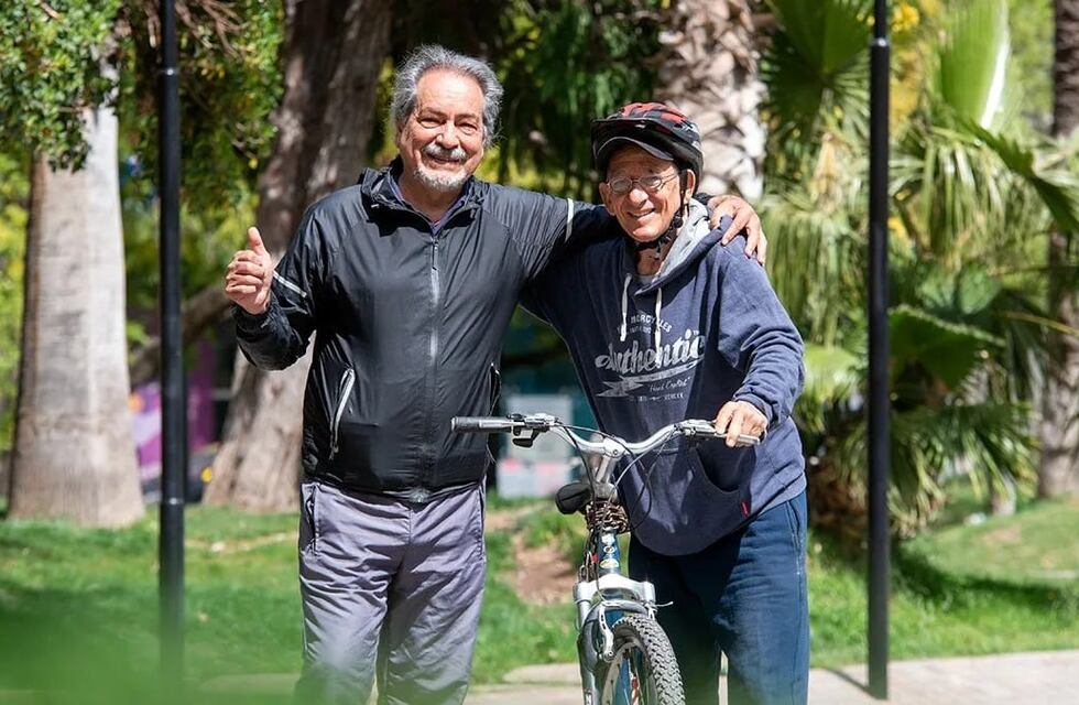 Camina desde Mendoza a Buenos Aires para reclamar por los sueldos de los jubilados