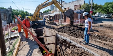 Aliviadores cloacales. En Villa Páez se sigue trabajando en el reemplazo de cañerías rotas (Municipalidad de Córdoba).