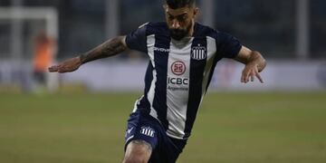 Michael Santos en el partido ante Vélez en el Kempes (Facundo Luque / La Voz)