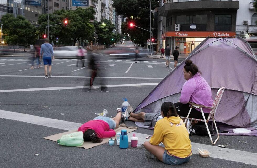 Piqueteros levantaron el acampe en la 9 de julio después de 20 horas de cortes, pero amenazan con una nueva protesta