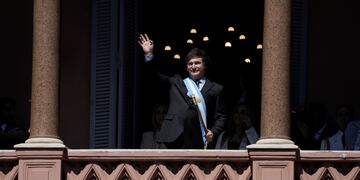 Javier Milei prepara medias y mantiene reuniones de gabinetes diarias.