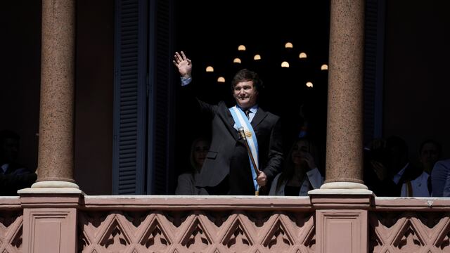 Javier Milei prepara medias y mantiene reuniones de gabinetes diarias.