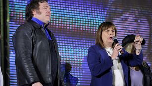 Patricia Bullrich, junto a Javier Milei. (AP / Archivo)