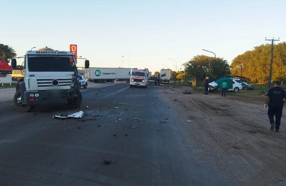 Córdoba: un choque frontal entre un camión y una camioneta terminó con un muerto