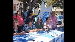 Dirigentes agrupados en la Intergremial de Jujuy ofrecieron una conferencia de prensa en la plaza Belgrano, este lunes.
