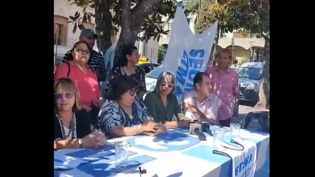 Dirigentes agrupados en la Intergremial de Jujuy ofrecieron una conferencia de prensa en la plaza Belgrano, este lunes.