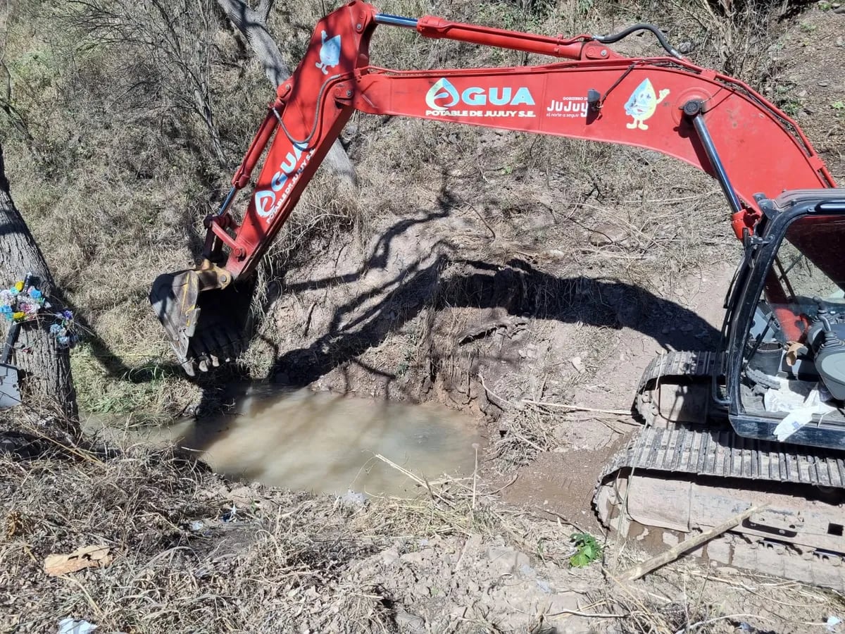 Con notable destreza los operarios de la empresa Agua Potable de Jujuy llegaron en poco tiempo al punto de la falla en el acueducto.