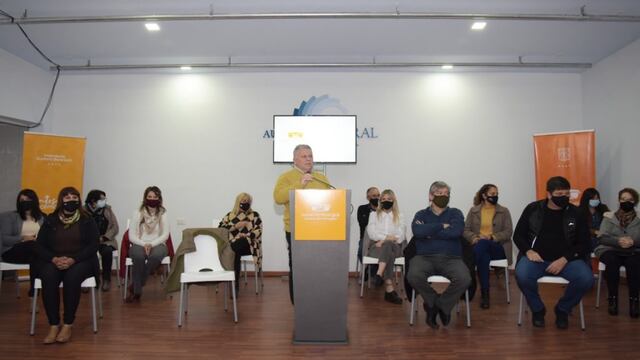 Planta política de Arroyito dona el aguinaldo a los comerciantes