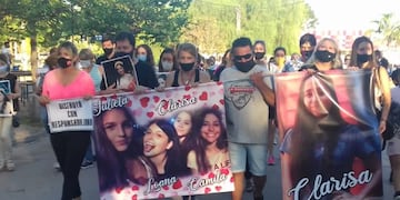 Familiares y amigos de las jóvenes fallecidas en el accidente de Suardi, en la marcha para concientizar en Morteros.