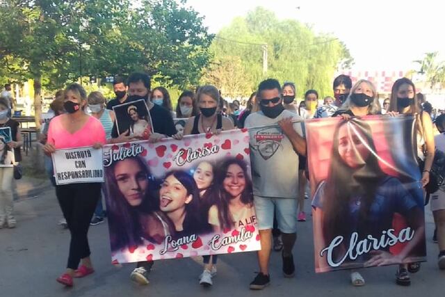 Familiares y amigos de las jóvenes fallecidas en el accidente de Suardi, en la marcha para concientizar en Morteros.
