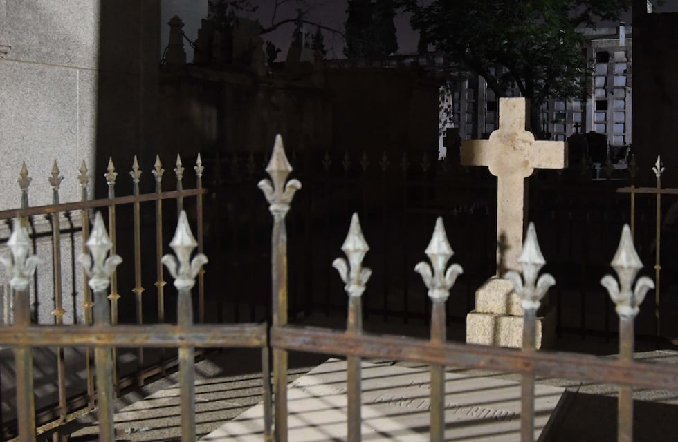 Estacionó en el cementerio y el radar de su auto le mostró algo que lo dejó espantado