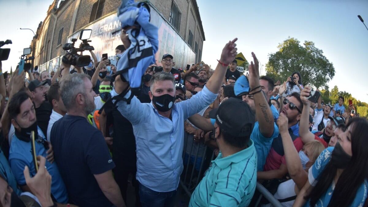 El exgoleador Pirata festejó junto a los hinchas que lo votaron. (Foto: Facundo Luque)