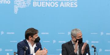 Jorge Ferraresi junto a Axel Kiciloff en la conferencia de prensa. Foto: Mauricio Nievas.