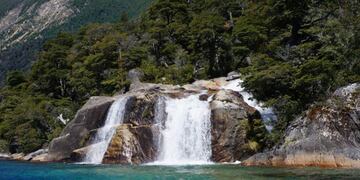 Así es la alucinante cascada que se encuentra al final del Brazo Tristeza en Bariloche.
