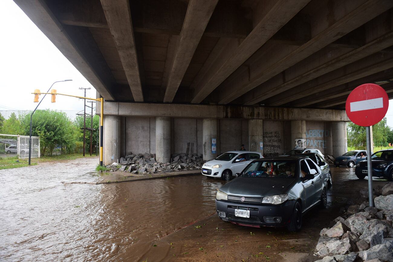 Un intenso chaparrón con caída de granizo anegó diversas zonas de la ciudad de Córdoba.  (Nicolás Bravo / La Voz)