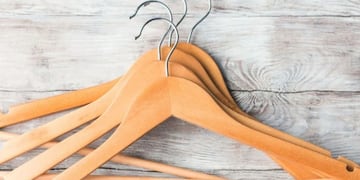 Cómo hacer una mesa con perchas de madera: el trucazo para reciclar y decorar tu casa sin gastar una fortuna