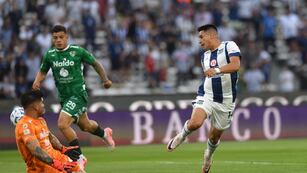 Alejandro Martínez tuvo la primera del partido, pero la tiró afuera en el duelo entre Talleres y Sarmiento.