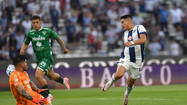 Alejandro Martínez tuvo la primera del partido, pero la tiró afuera en el duelo entre Talleres y Sarmiento.