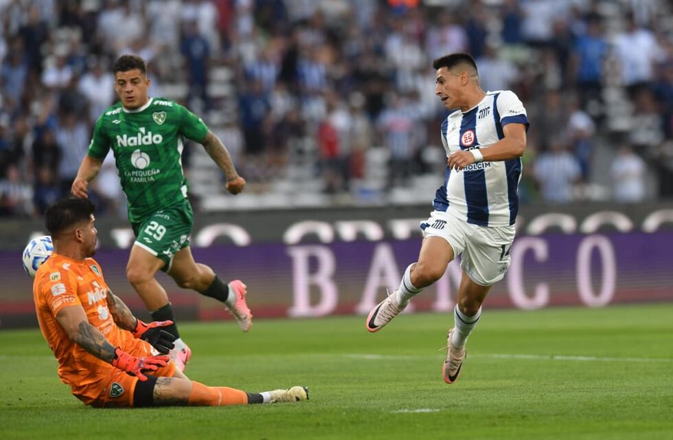 Talleres derrotó a Sarmiento y volvió a ponerse muy cerca del puntero Vélez