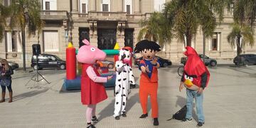 Los comerciantes organizaron una protesta frente a la Casa Gris en junio para que les permitieran reabrir. (@josevillagran05)