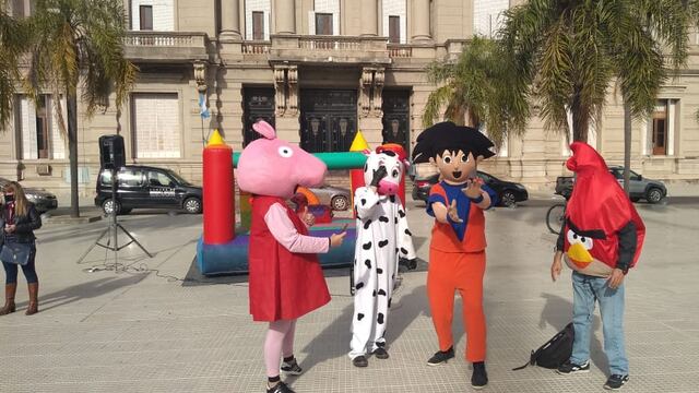 Los comerciantes organizaron una protesta frente a la Casa Gris en junio para que les permitieran reabrir. (@josevillagran05)