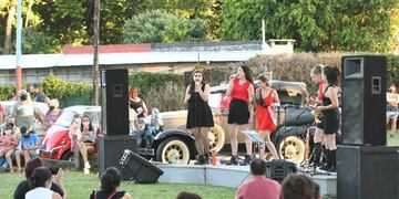 "Sistas" tocó en el Mercado de Pulgas