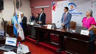 El presidente del Concejo Deliberante, Lisandro Aguiar (al centro), condujo la sesión en la que se aprobó el presupuesto 2024 para San Salvador de Jujuy.
