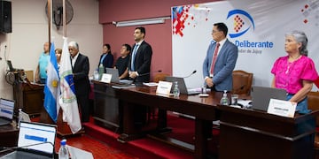 El presidente del Concejo Deliberante, Lisandro Aguiar (al centro), condujo la sesión en la que se aprobó el presupuesto 2024 para San Salvador de Jujuy.