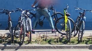 El ladrón llevándose la bicicleta de la Dopazo