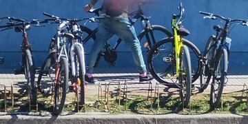 El ladrón llevándose la bicicleta de la Dopazo