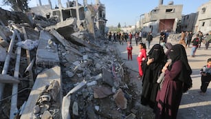 Palestinos observan la destrucción causada por el bombardeo israelí de la Franja de Gaza en Rafah, el lunes 4 de diciembre de 2023.