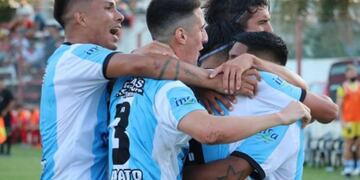El ascenso de Racing lo pone en carrera nuevamente en el Federal A. Debuta con Douglas Haig.