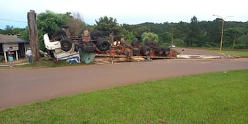 Un camión despistó en el acceso a Dos de Mayo dejando un herido como saldo.