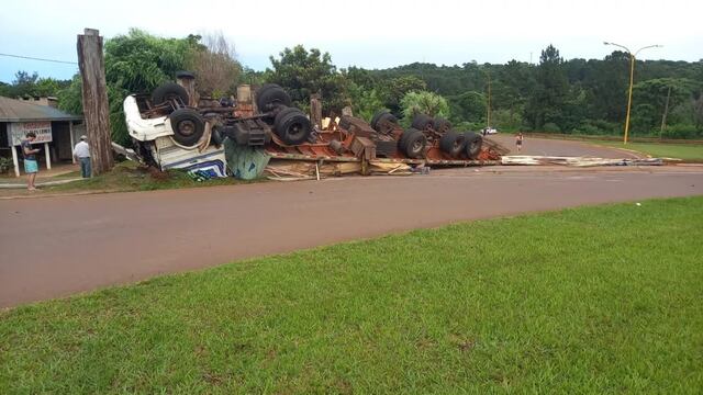 Un camión despistó en el acceso a Dos de Mayo dejando un herido como saldo.