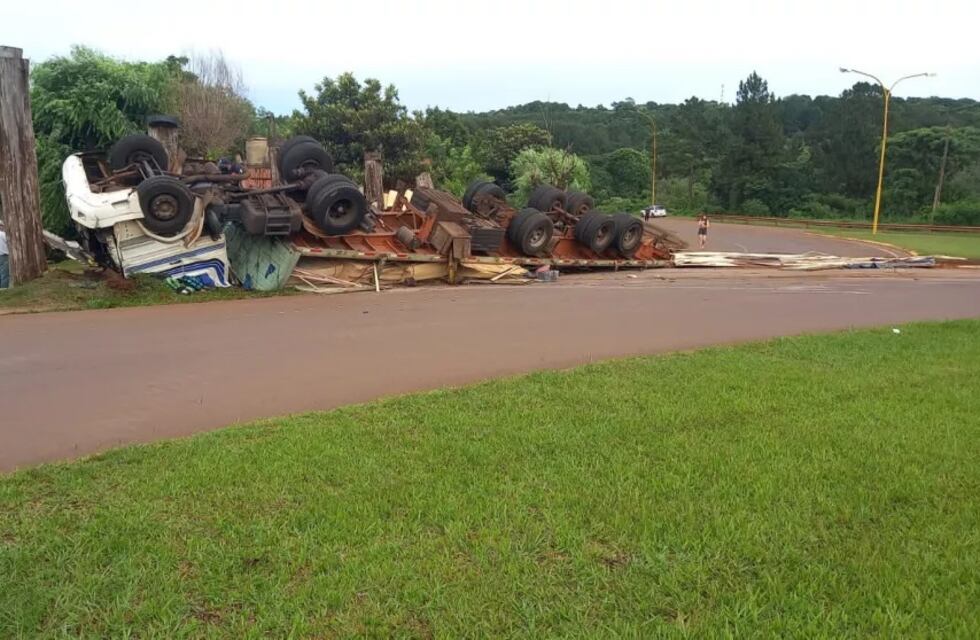 Un camión despistó en el acceso a Dos de Mayo dejando un herido como saldo