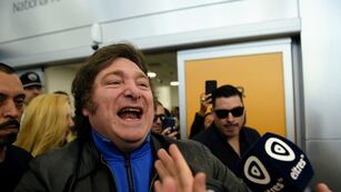 Javier Milei llegó al Aeropuerto de Rosario para afrontar a las 18 un acto de cierre frente al Monumento a la Bandera.