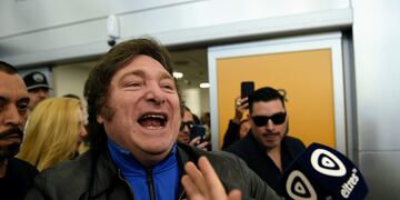 Javier Milei llegó al Aeropuerto de Rosario para afrontar a las 18 un acto de cierre frente al Monumento a la Bandera.