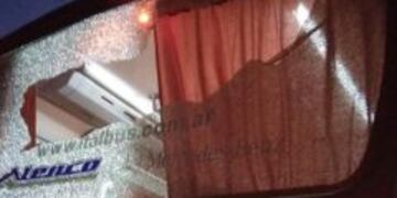 Apedrearon un colectivo urbano mientras hacía su recorrido en Oberá.