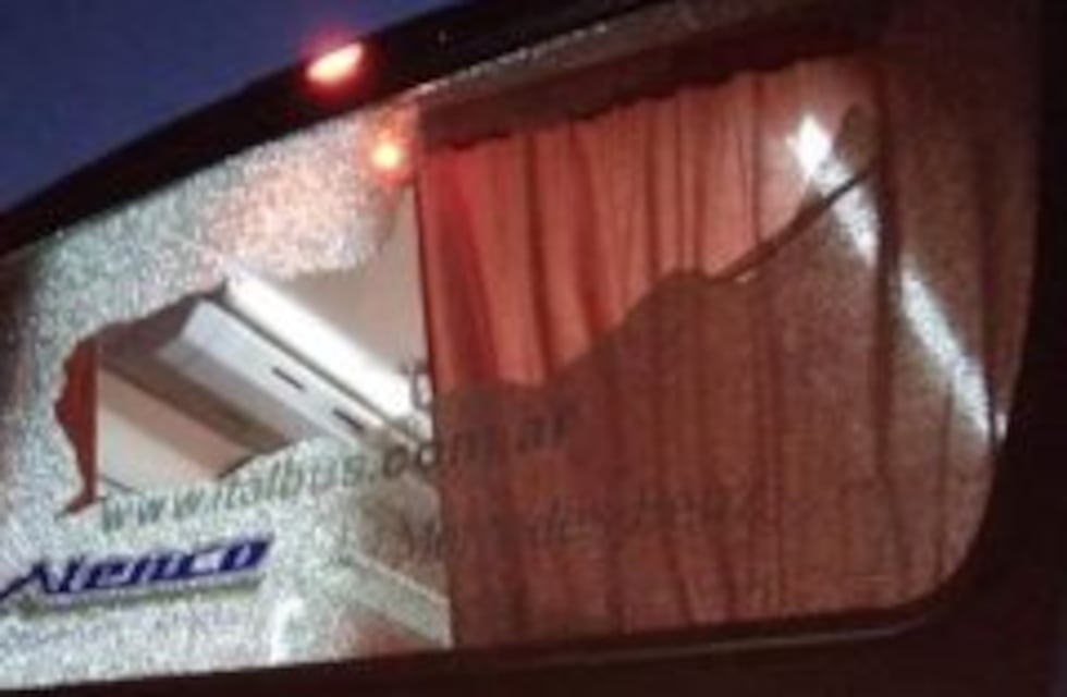 Apedrearon un colectivo urbano mientras hacía su recorrido en Oberá